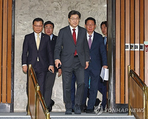 권성동 국민의힘 원내대표가 7일 오전 국회에서 열린 원내대책회의에 참석하고 있다.  [연합뉴스]